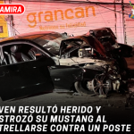 Joven resultó herido y destrozó su Mustang al estrellarse contra un poste