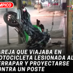 Pareja que viajaba en motocicleta lesionada al derrapar y proyectarse contra un poste